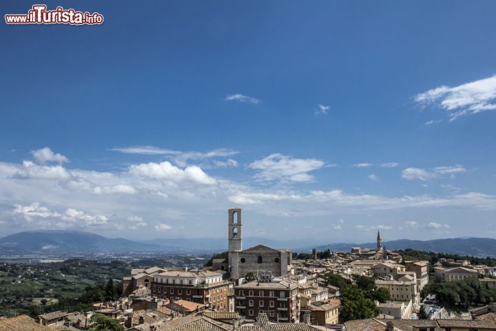 Immagine I tetti delle case del centro di Trevi, sulla sinistra il Monte Subasio - © tostphoto / Shutterstock.com