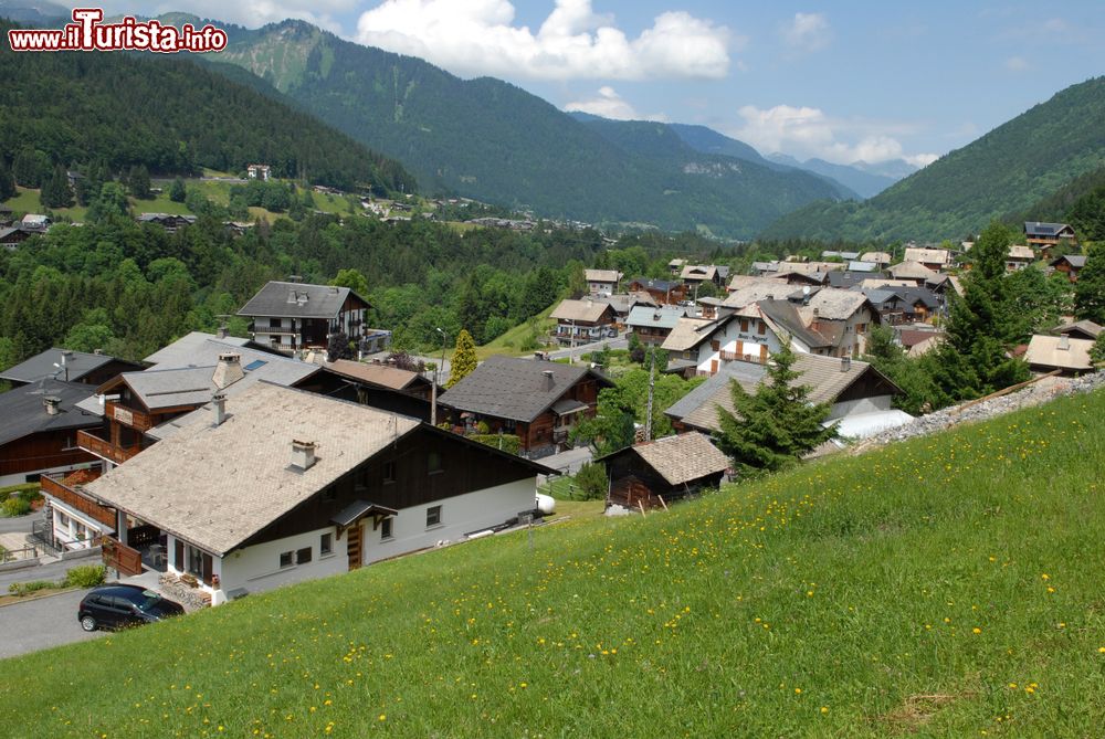 Immagine I tetti delle case di Morzine, borgo dell'Alta Savoia, nelle Alpi francesi.