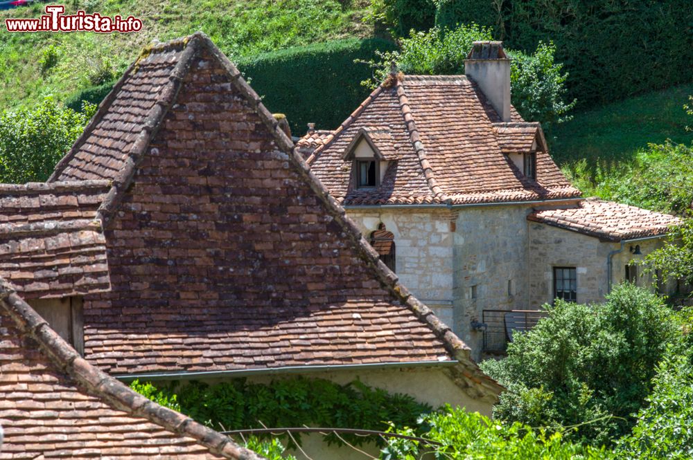 Immagine I tetti delle case in pietra nel borgo medievale di Saint-Cirq-Lapopie, Occitania (Francia).