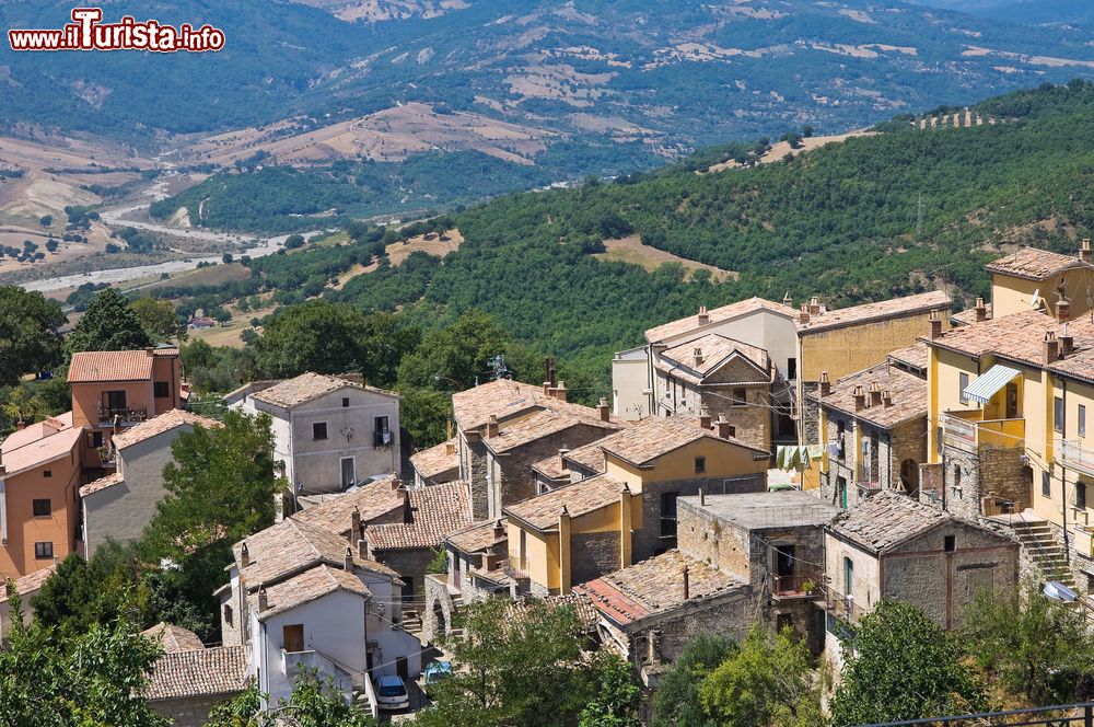 Immagine I tetti di Guardia Perticara, Basilicata, visti dall'alto. Il nome di questa graziosa località deriva probabilmente dalle "pertiche" longobarde, parti di territorio assegnate alle famiglie dei coloni.