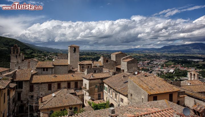 Immagine Una fotografia dei tetti di Narni, la vista panoramica del borgo umbro - © Uri Baruch / Shutterstock.com