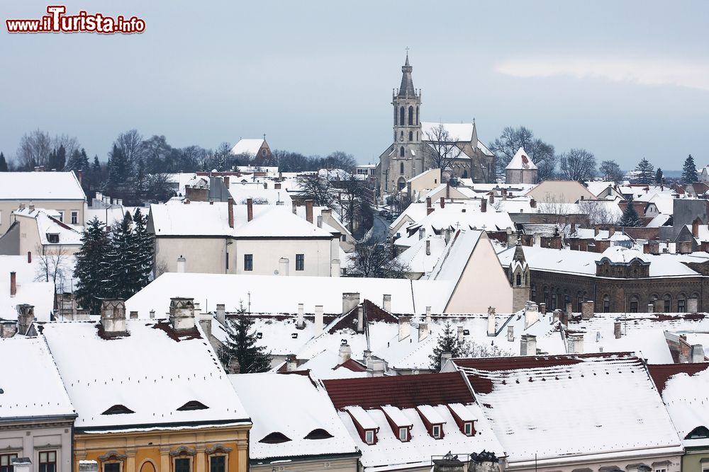 Immagine I tetti di Sopron e la collina innevata, Ungheria.