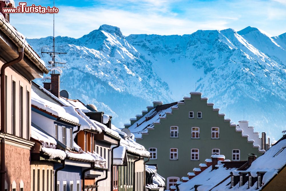 Immagine I tetti imbiancati dalla neve nel centro di Murnau am Staffelsee, Germania.