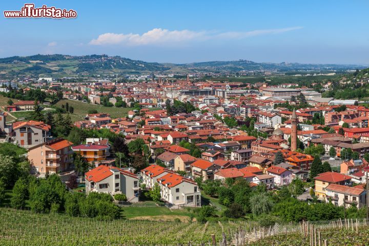 Immagine I tetti rossi del centro di Alba, Piemonte, Italia. Una suggestiva veduta panoramica dall'alto delle abitazioni di Alba tutte caratterizzate da tetti con tegole rosse - © Rostislav Glinsky / Shutterstock.com