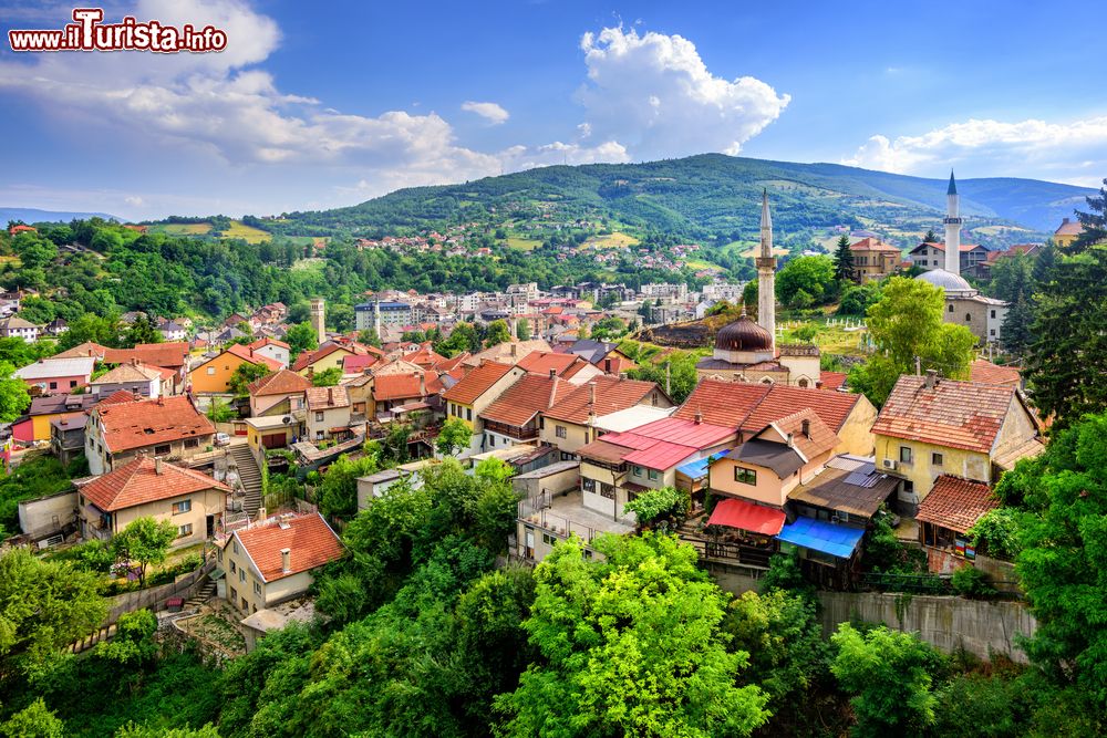 Immagine I tetti rossi di Travnik con la vecchia moschea a Travnik, Bosnia e Erzegovina.