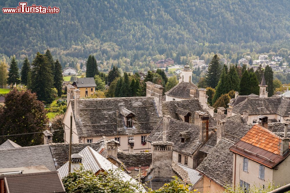 Immagine I tipici tetti con i camini in pietra del borgo di Craveggia in Val Vigezzo, Piemonte