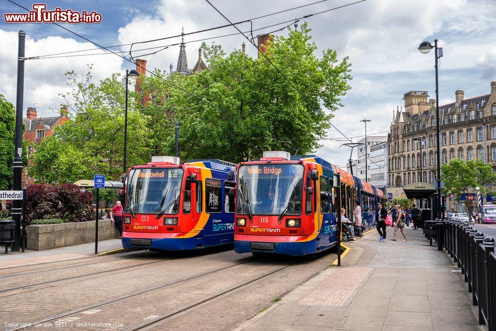 Immagine I tram nel centro di Sheffield, Yorkshire, UK. Si tratta di un sistema di tramvia utilizzato nella città - © Gordon Bell / Shutterstock.com