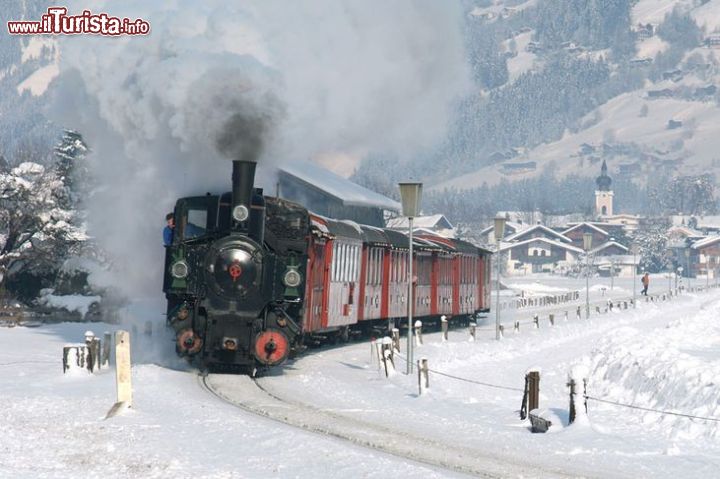 Immagine I trenini a vapore di Jenbach: un tuffo nel passato - una delle tante attrazioni di Jenbach, situata nel Tirolo austriaco, è la sua stazione dei treni, da cui partono non solo i classici treni moderni, ma anche due caratteristici trenini a vapore: l'Achenseebahn e il Zillertalbahn. Il primo, che è oltretutto una delle più antiche cremagliere a vapore al mondo, conduce i passeggeri verso il bellissimo Achensee, il Lago di Costanza; mentre il secondo porta nella suggestiva valle di Zillertal.  