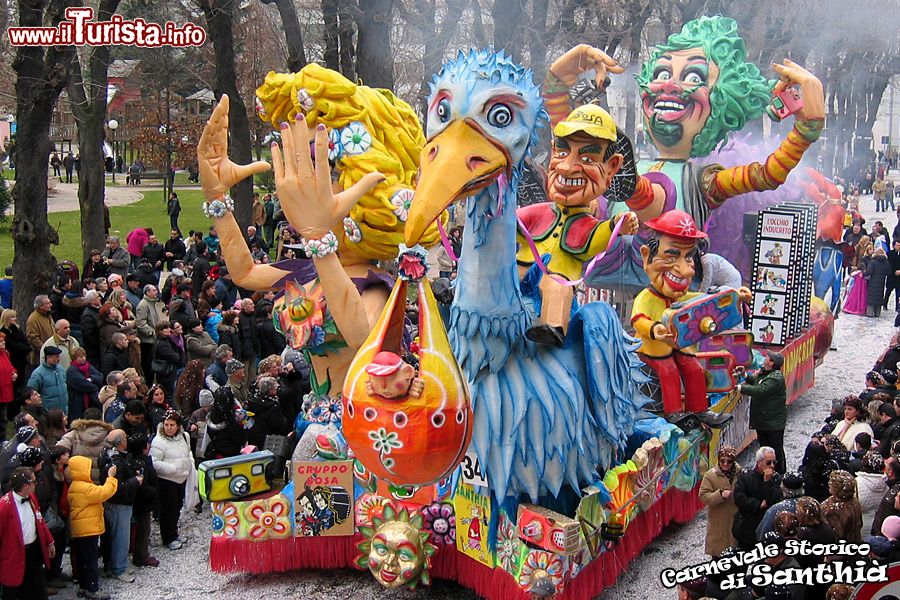 Immagine I turisti affollano le strade di Santhià durante il periodo del Carnevale - ©  www.carnevaledisanthia.it