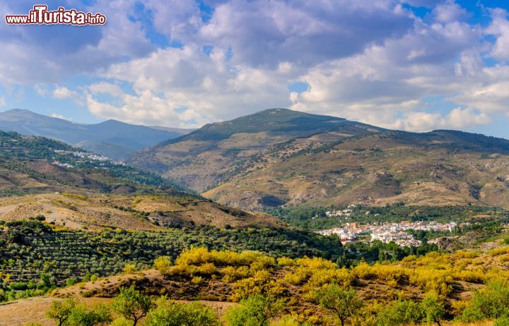 Immagine I villaggi di Cadiar e Berchules più lontano, tra le montagne Alpujarras in Andalusia, provincia di Granada - © Fotomicar / Shutterstock.com