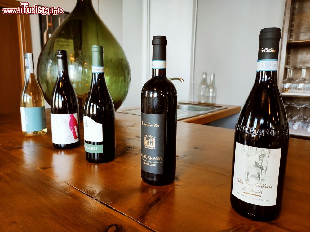 Immagine i vini dell'Enoteca Regionale di Albugnano in Piemonte, siamo nel Monferrato