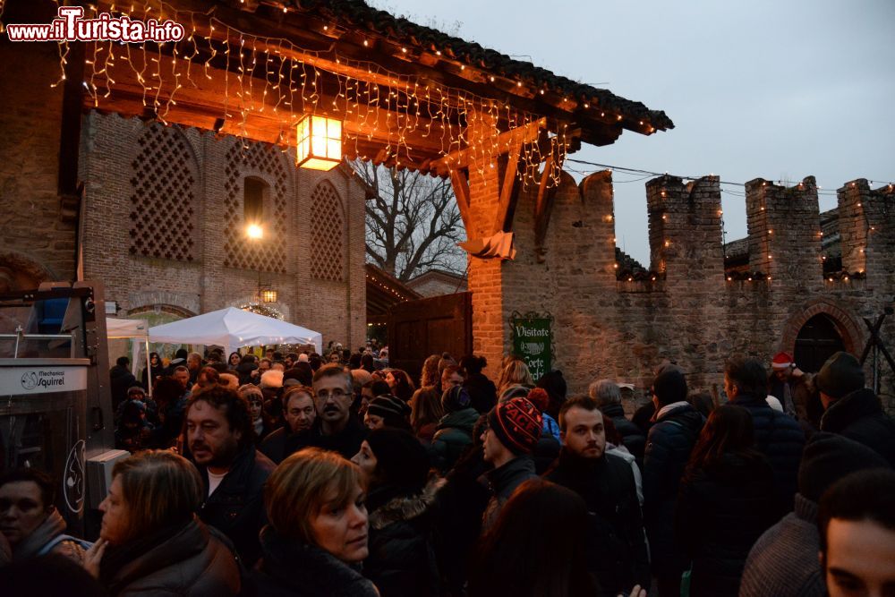 Immagine I visitatori dei mercatini natalizi di Grazzano Visconti - ©  Natale a Grazzano Visconti