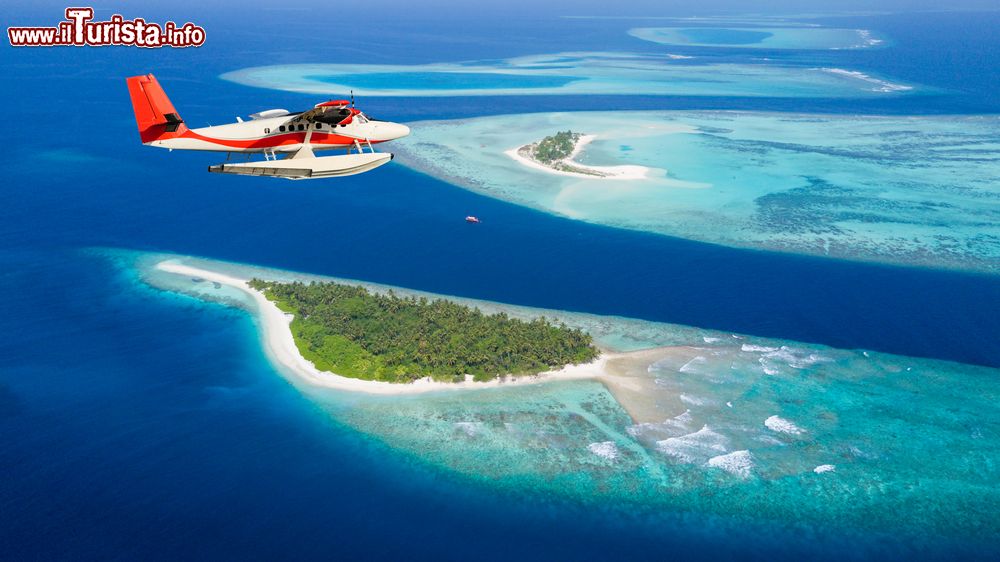 Immagine Idrovolante in volo sulle Maldive, sopra ad alcuni atolli minori 