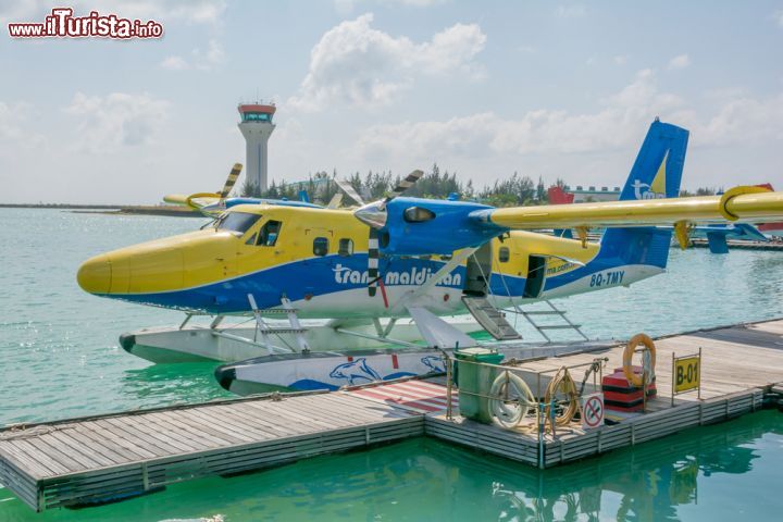Immagine Un idrovolante della Trans Maldivian presso l'aeroporto Ibrahim Nasir di Malé, Maldive. I collegamenti dalla capitale verso i resort si effettuano in gran parte con questi mezzi - foto © Dmitrijs Mihejevs / Shutterstock.com
