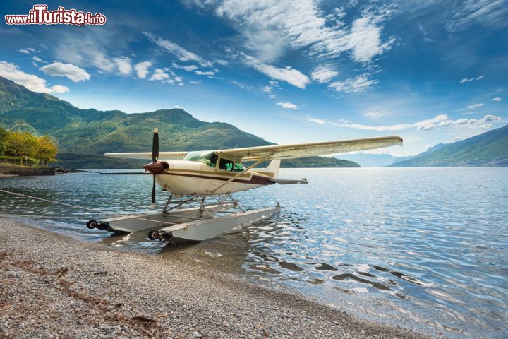 Immagine Idrovolante sul Lago di Como, nella zona di Dongo - © Rene Hartmann / Shutterstock.com