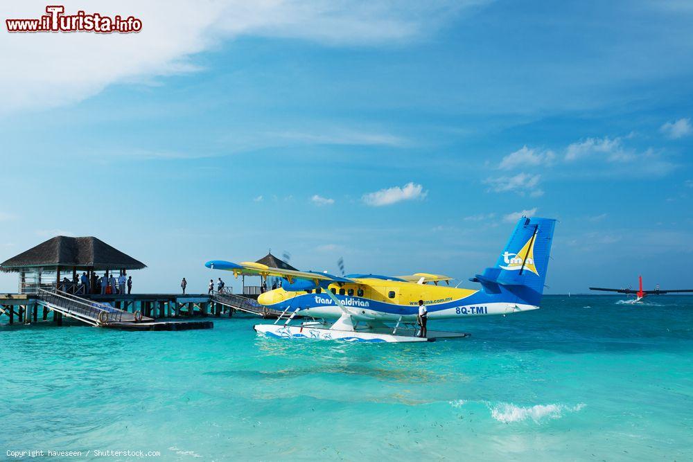 Immagine Idrovolanti presso il molo di un'isola dell'atollo di Ari Sud. Questi mezzi sono i più veloci e i più comodi pr spostarsi tra gli atolli - foto © haveseen / Shutterstock.com