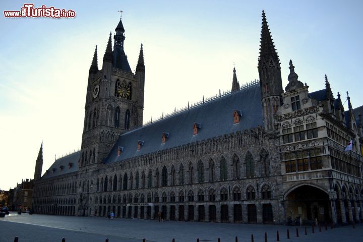 Immagine Ieper, Fiandre: il Lakenhalle (Mercato dei tessuti) si affaccia sulla piazza principlae di Ieper, la Grote Markt, ed è iscritto dal 1999 nella lista del Patrimonio dell'umanità dell'UNESCO.