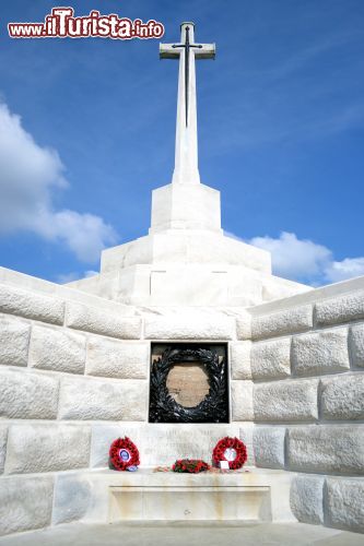 Immagine Ieper, Tyne Cot Cemetery: siamo all'interno del cimitero Tyne Cot, il grande memoriale dove riposano decine di migliaia di soldati del Commonwealth,molti dei quali mai identificati.