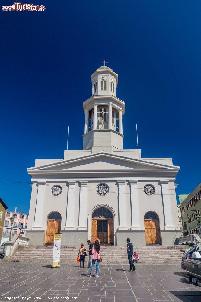 Immagine La Iglesia de la Matriz si affaccia su Plaza Matriz, nel centro storico della città di Valparaíso, Cile - foto © Matyas Rehak / Shutterstock.com