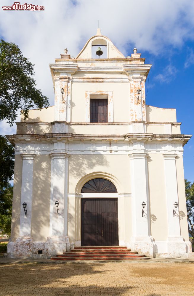 Immagine La Iglesia de Monserrat, una chiesa risalente al 1875 costruita sulla collina che domina la città di Matanzas, Cuba.