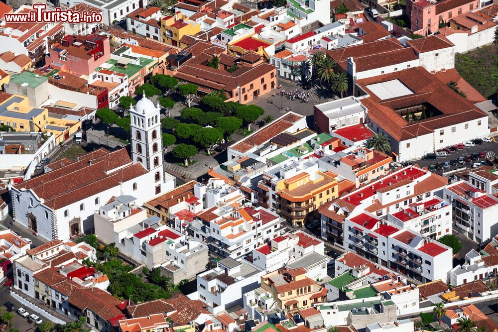 Immagine La Iglesia de Santa Ana e le case del centro storico di Garachico a Tenerife, Isole Canarie