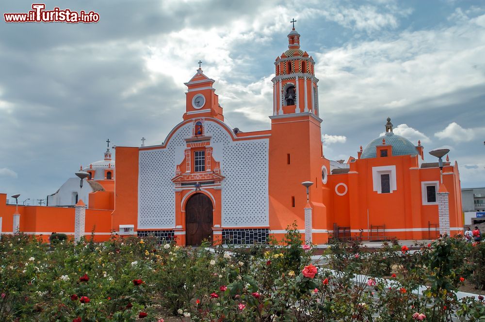 Immagine Iglesia Huejotzingo a Puebla, Messico. L'edificio religioso, con le sue belle cupole, è noto per la facciata color arancione.