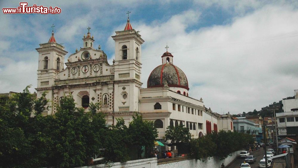 Immagine L'Iglesia Los Dolores a Tegucigalpa, Honduras, con i suoi due campanili e la grande cupola.