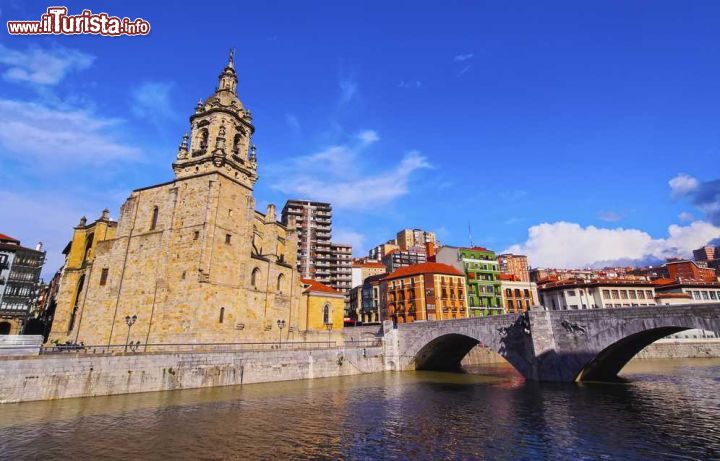 Immagine L'Iglesia de San Antón fu costruita alla fine del XV secolo nel centro di Bilbao ed è la chiesa simbolo della città basca - foto © Karol Kozlowski / Shutterstock