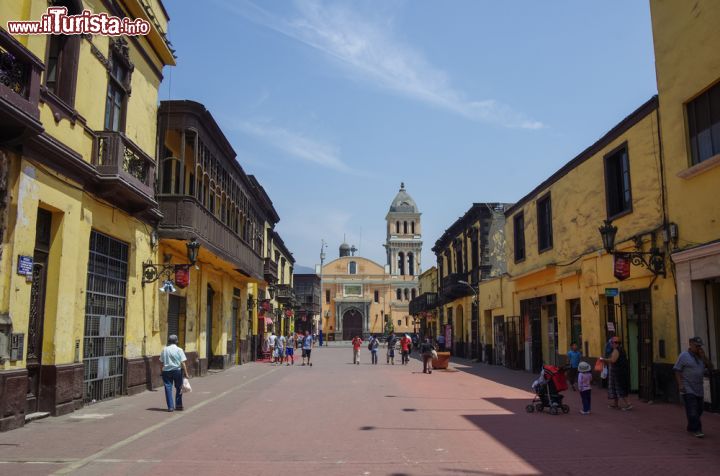 Immagine Una veduta della calle Jiròn Trujillo e, sullo sfondo, della Iglesia de San Làzaro. Siamo a Lima, la capitale del Perù - foto © Igor Dymov