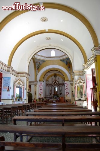 Immagine Iglesia de San Pedro Pochutla: l'interno è piuttosto spoglio ed essenziale, ma è meritevole di una visita anche solo come ottimo "rifugio" contro il Sole che arroventa la cittadina costiera dell'Oaxaca.