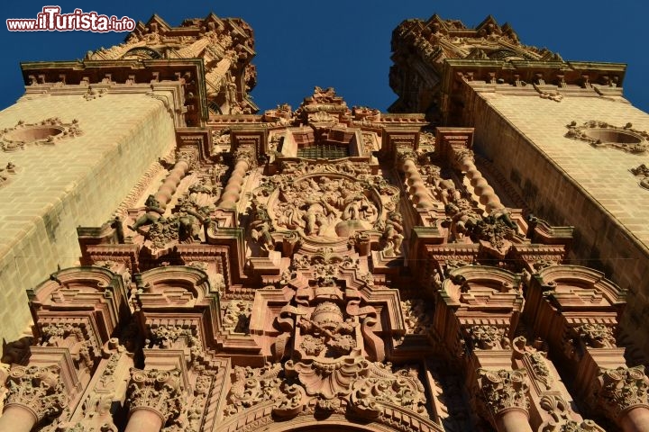 Immagine Iglesia de Santa Prisca a Taxco: lo stile barocco della chiesa aumenta la propria bellezza durante le ore del tardo pomeriggio, quando i raggi del Sole sembrano accenderla e permettono di apprezzare le sfumature rosa della pietra calcarea con la quale è costruita.