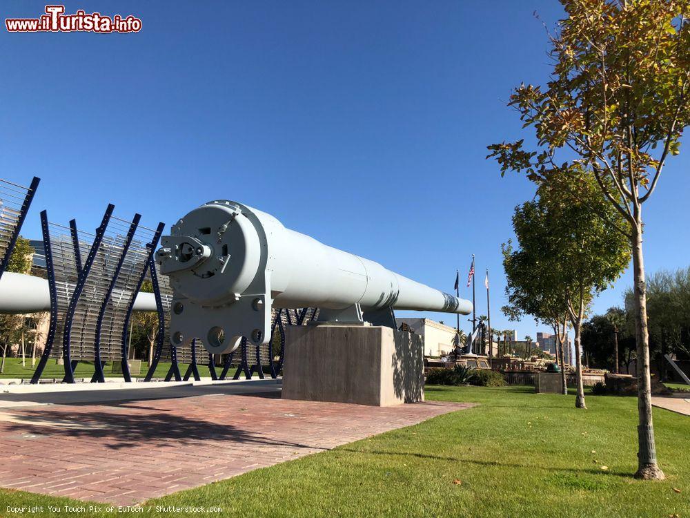 Immagine Il 16 pollici restaurato di una USS Missouri al Wesley Bolin Memorial Plaza di Pheonix, Arizona. La USS Missouri è stata una corazzata della marina degli Stati Uniti  - © You Touch Pix of EuToch / Shutterstock.com