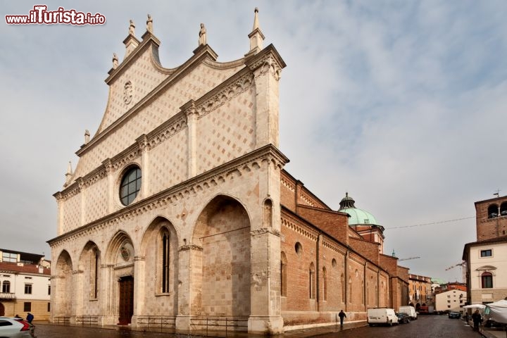 Immagine La cattedrale di Santa Maria Annunciata è il duomo di Vicenza, principale luogo di culto cattolico della città e sede vescovile dell'omonima diocesi. La chiesa, di origine paleocristiana, fu sottoposta a vari restauri e presenta elementi di Andrea Palladio, come la cupola e il portale laterale sttentrionale - © Claudio Gennari / Shutterstock.com