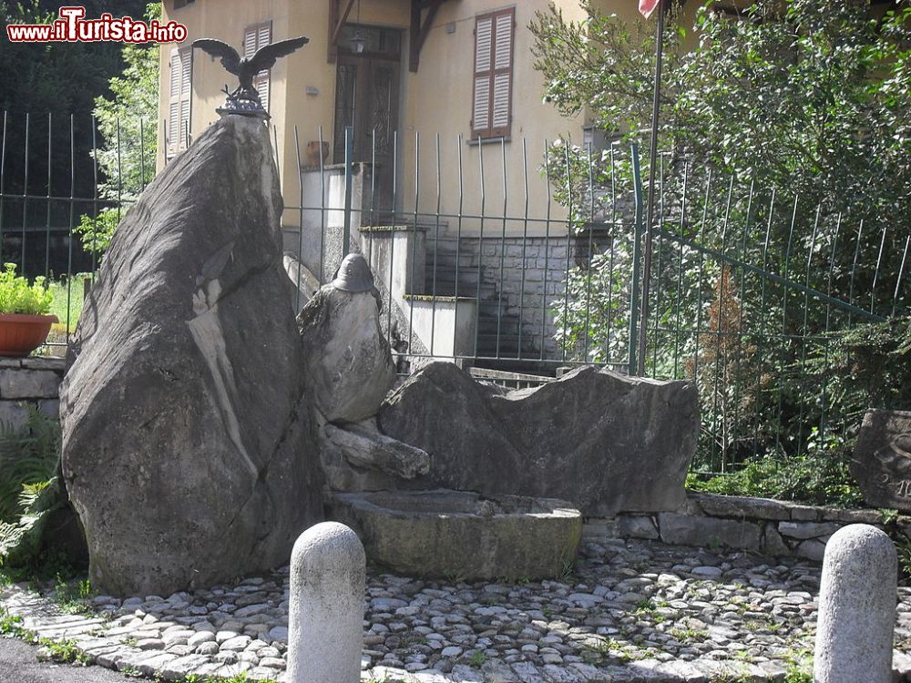 Immagine Il  Monumento agli Alpini di Schignano in Lombardia - © Pifoyde - CC BY-SA 3.0, Wikipedia