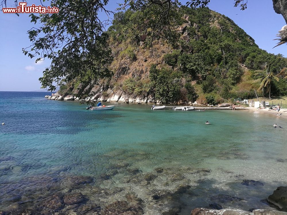 Immagine Il  pain de Sucre un promontorio roccioso sull'isola di Terre-de-Haut a Guadalupa (Les Saintes)