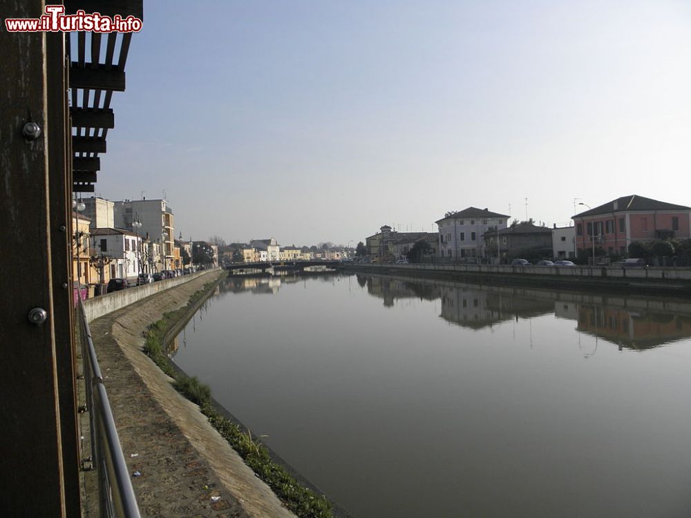 Immagine Il Po di Volano fotografato da Via Prampolini a Codigoro - © Threecharlie, CC BY-SA 4.0, Wikipedia