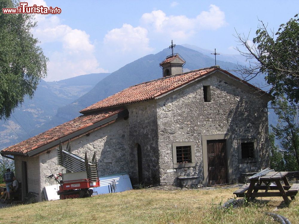 Immagine Il santuario di San Lorenzo a Castro, edificio del XII secolo sul Lago di Iseo. In onore del Santo Castro celebra una festa nella giornata del 10 agosto.