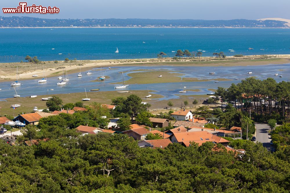 Immagine Il bacino d'Arcachon con la bassa marea, Francia, visto dal faro di Cap-Ferrat. Un bel paesaggio di questa zona di acqua salata che si estende per circa 155 km quadrati in cui si praticano la coltivazione delle ostriche e la pesca e dove si possono effettuare gite in battello.