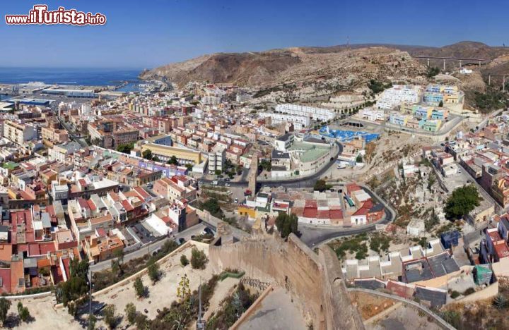 Immagine Il barrio de La Chanca a Almeria, Spagna. Quartiere popolare e fra i più pittoreschi della città, La Chanca ospita ancora oggi strade che conservano caratteristiche di epoca musulmana come le grotte che attraversano la collina sino a raggiungerne la cima e utilizzate come abitazioni. Tipiche di questa zona di Almeria sono anche le case di un unico piano a foma cubica con porte e finestre in colori vivaci come il verde, il blu, il giallo e l'ocra