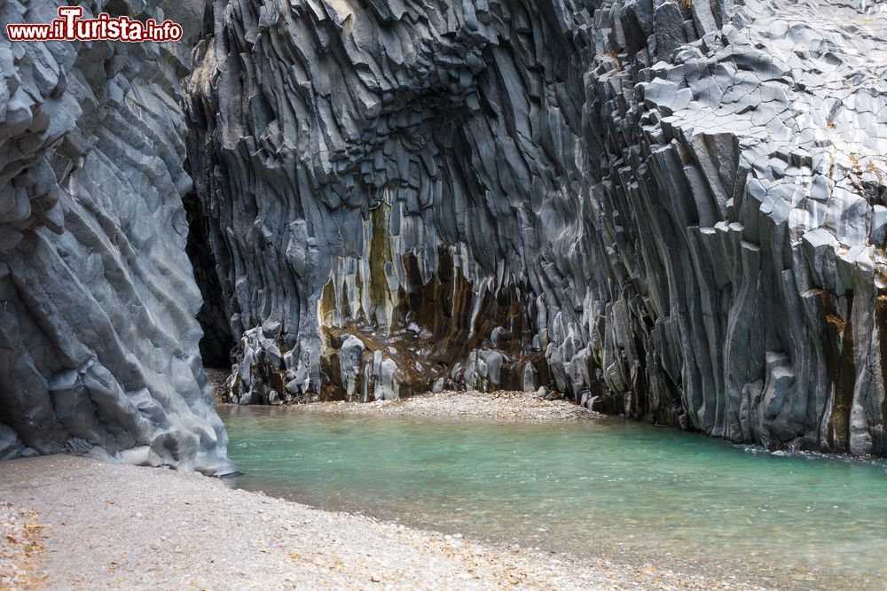 Immagine I basalti prismatici o a canne d'organo delle Gole dell'Alcantara in Sicilia.