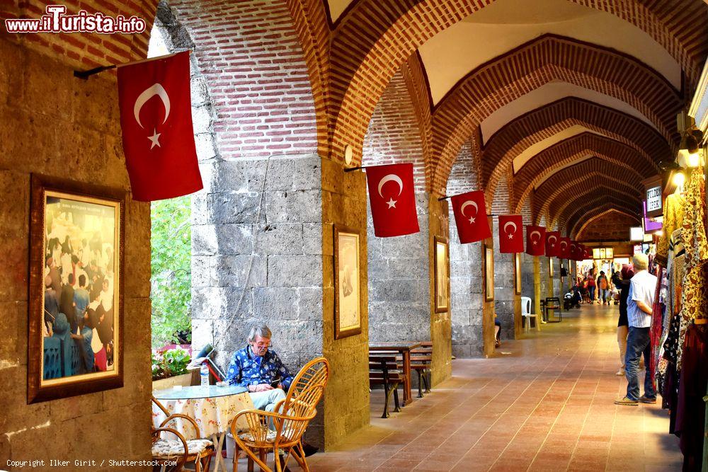 Immagine Il bazar di Koza Han a Bursa, Turchia. Venne costruito nel 1491 ed è celebre per la vendita di seta - © Ilker Girit / Shutterstock.com