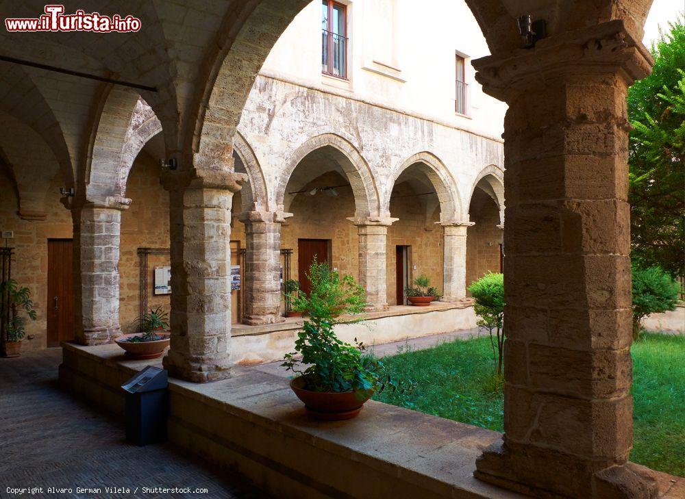 Immagine Il bel cortile della chiesa di San Domenico Maggiore a Taranto, Puglia. L'intero edificio sorge su un tempio pagano di stile dorico che risale al V° secolo a.C - © Alvaro German Vilela / Shutterstock.com