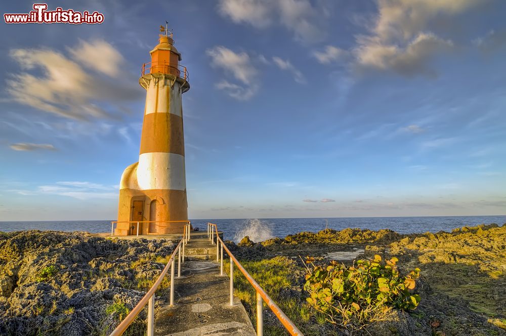 Immagine Il bel faro a Port Antonio, Giamaica, fotografato al calar del sole.