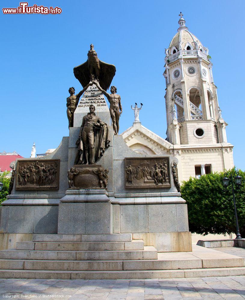 Immagine Il bel monumento a Simon Bolivar in Plaza Bolivar nel centro storico di Casco Viejo, Panama City, America Centrale.  L'antico distretto di Casco Viejo è stato inserito fra i Patrimoni Unesco nel 1997 - © Ivan_Sabo / Shutterstock.com