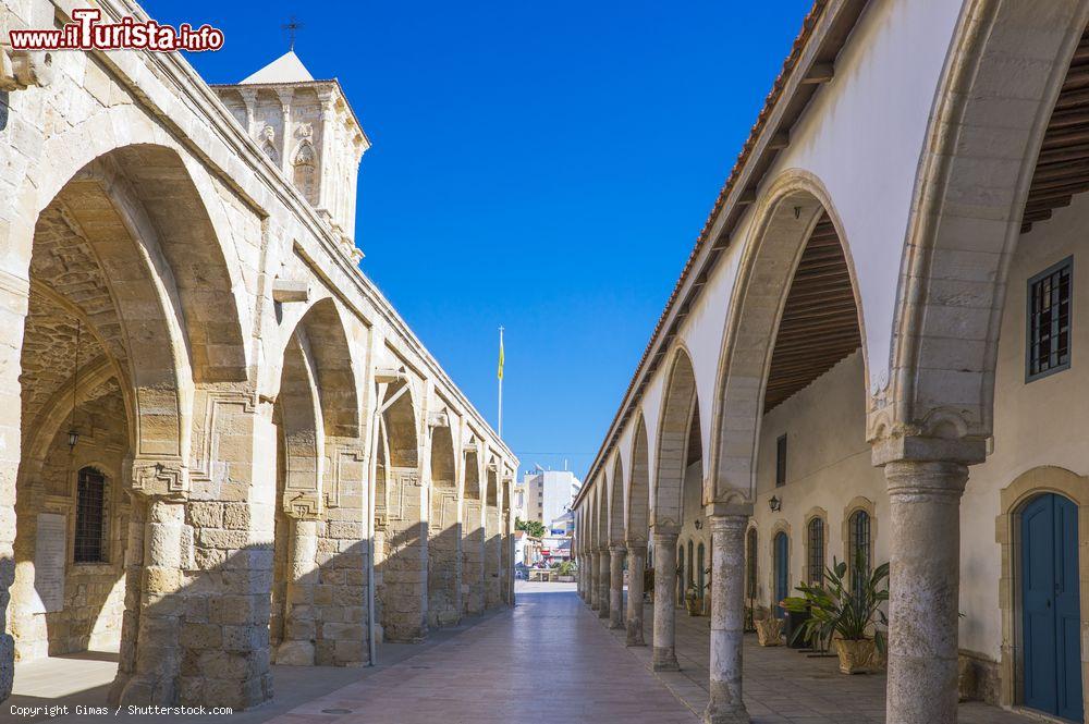 Immagine Il bel portico della chiesa di San Lazzaro a Larnaka, isola di Cipro - © Gimas / Shutterstock.com