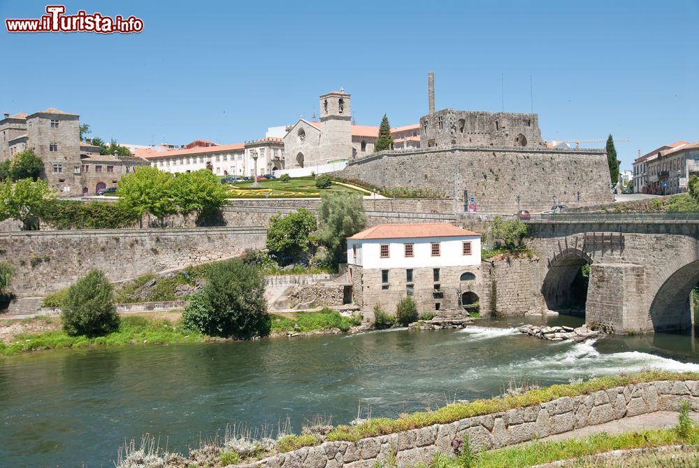 Immagine Il bel villaggio di Barcelos, Portogallo, affacciato sul fiume Cavado. E' un interessante mix di testimonianze architettoniche e paesaggi naturali.