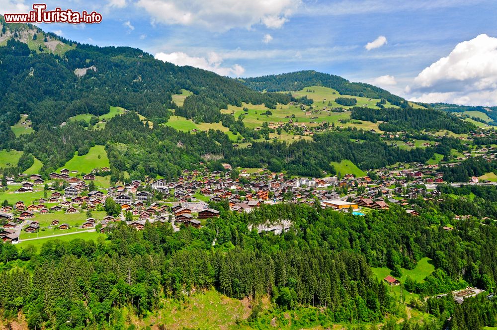 Immagine Il bel villaggio di Champery, nella Valle d'Illiez, Svizzera. E' una delle destinazioni più antiche della Svizzera.