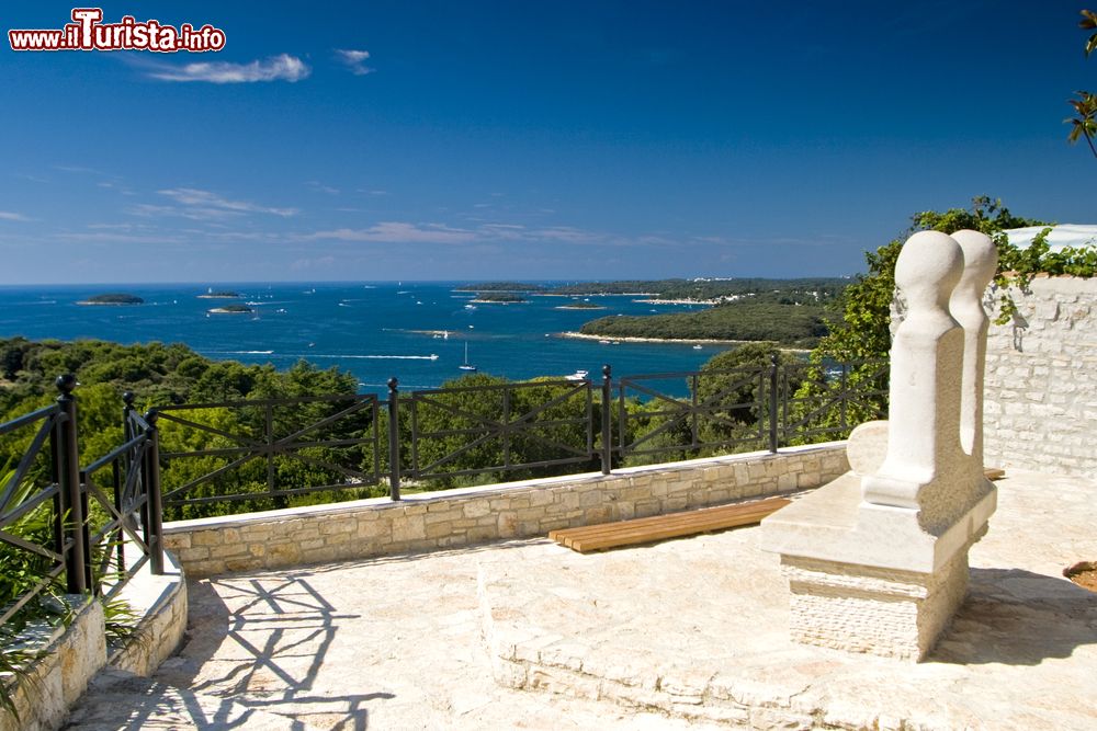 Immagine Il belvedere di Vrsar, Croazia. Pittoresca località di pescatori, Vrsar vanta un ricco patrimonio storico-artistico e una storia di oltre duemila anni.