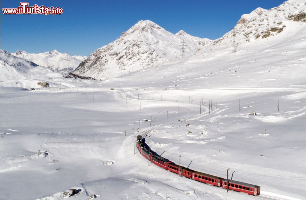 Immagine Il Bernina Express in inverno, il trenino rosso delle Alpi che collega Tirano a St Moritz e passa per Poschiavo (Svizzera).