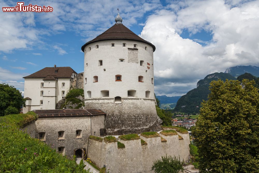 Immagine Il bianco castello di Kufstein colpisce i visitatori che dalla Germania entrano in Austria